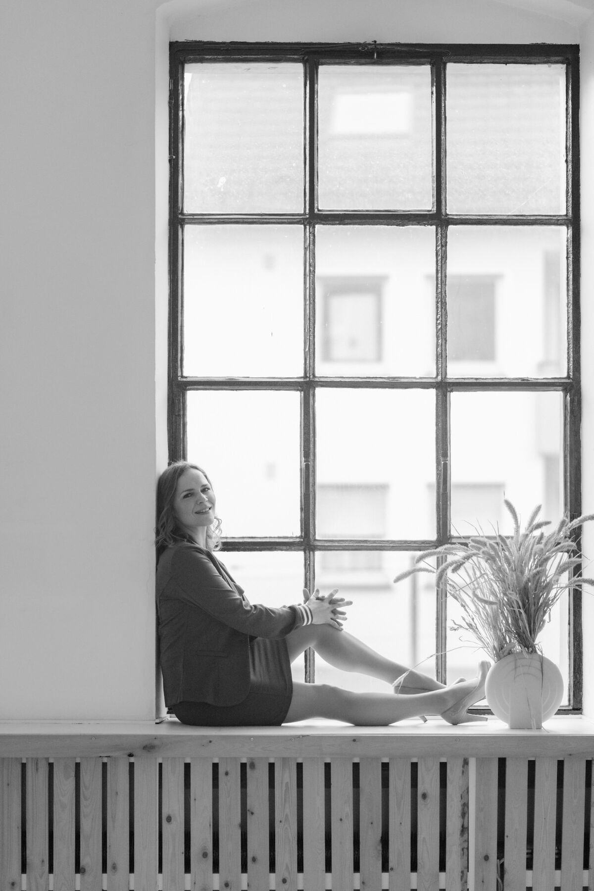 Raphaela Grollius sitzt im Gegenlicht auf einer Fensterbank