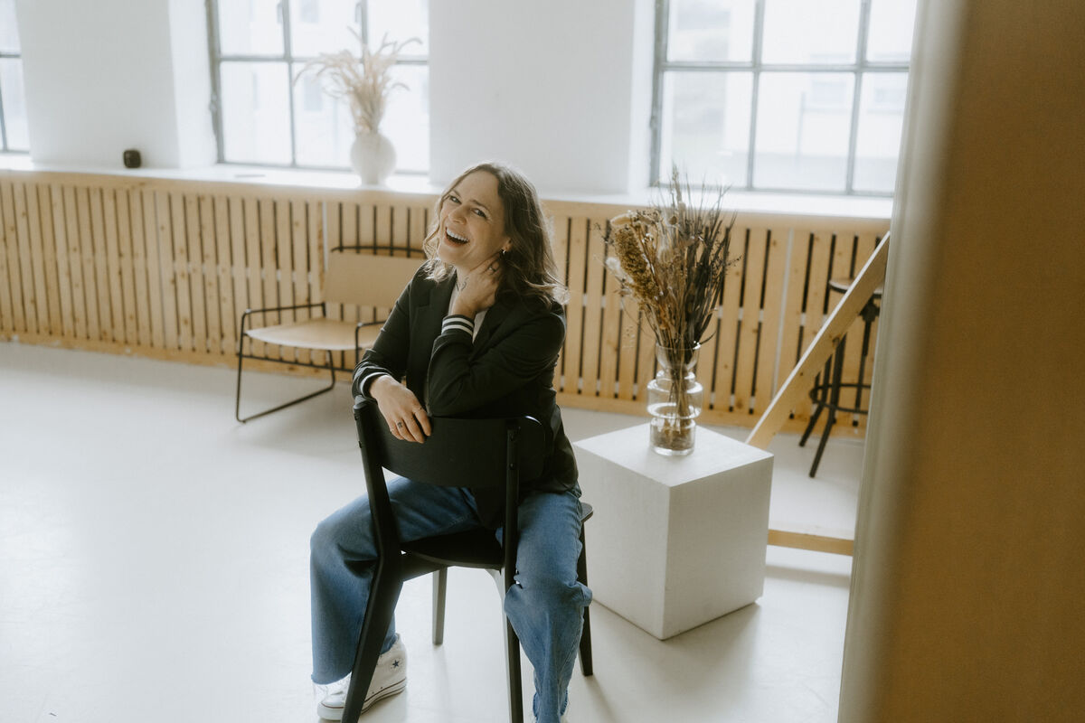 Raphaela Grollius sitzt in einem lichtdurchfluteten Loft